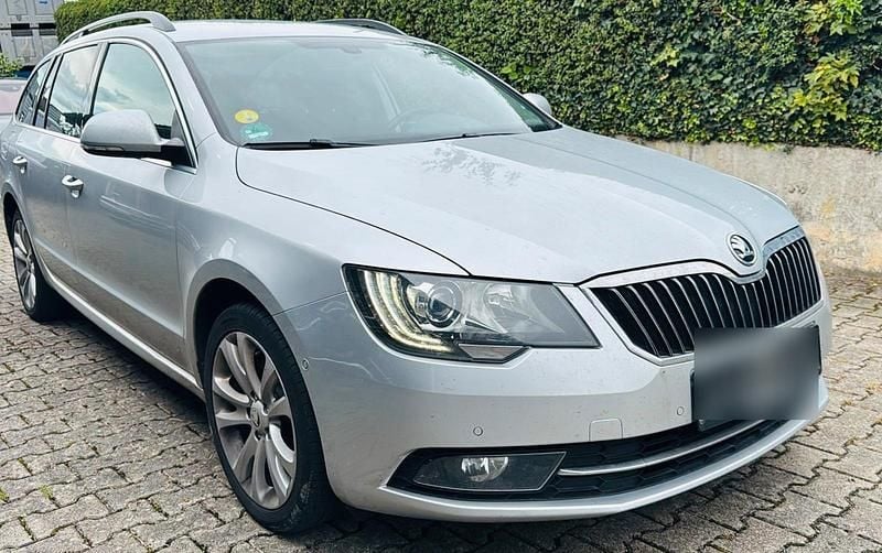 Silber Gebraucht 2015 Skoda Superb Kombi | 10.600 € (Superpreis) - Bild 1/4