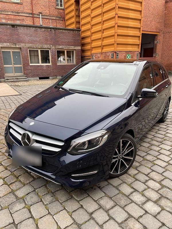 Blau Gebraucht 2016 Mercedes B250 Van / Kleinbus | 14.500 € (Fairer Preis) - Bild 1/4