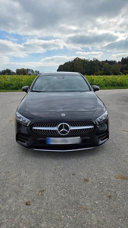 Gebraucht Mercedes A200 AMG line 163 PS (119 kW) 2022 Schwarz Limousine