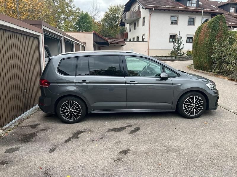 Grau Gebraucht 2017 VW Touran R-line Van / Kleinbus | 18.890 € (Fairer Preis) - Bild 1/4