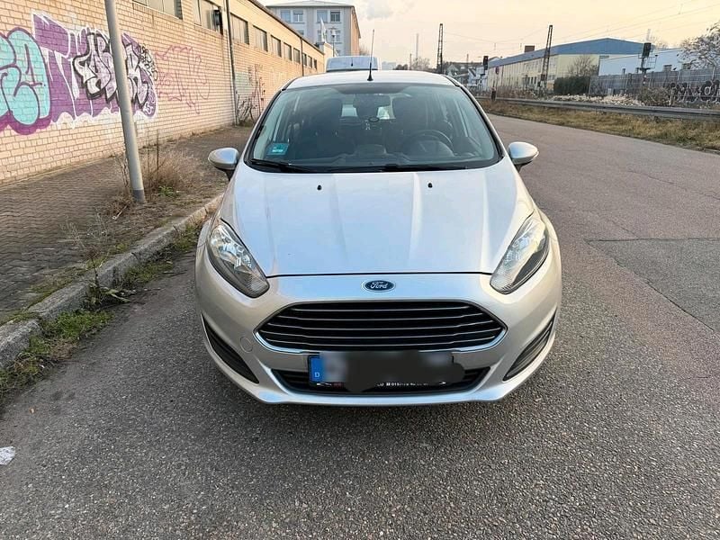 Silber Gebraucht 2015 Ford Fiesta Limousine | 4.450 € (Fairer Preis) - Bild 1/4