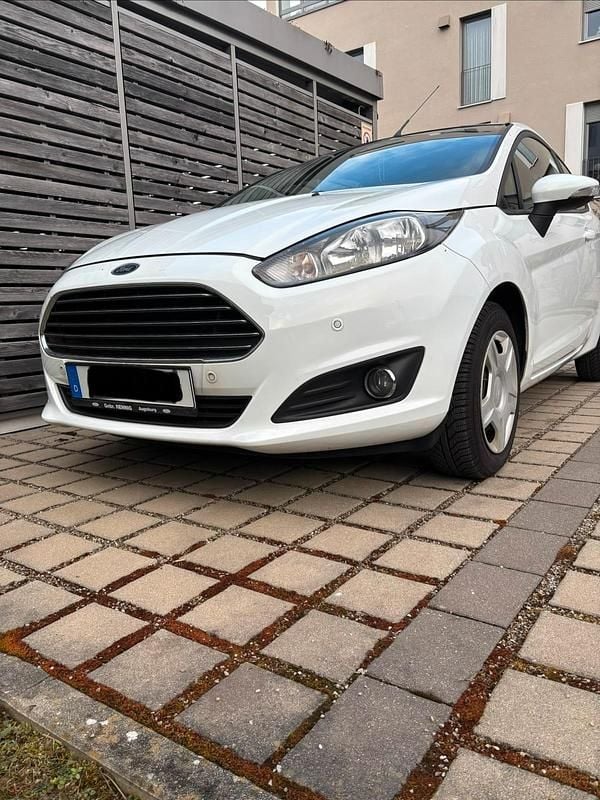 Gebraucht Ford Fiesta 65 PS (47 kW) 2014 Weiß Kleinwagen