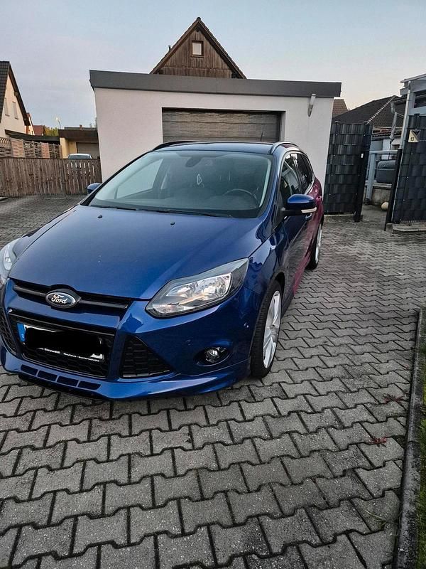 Blau Gebraucht 2014 Ford Focus Sport Kombi | 5.000 € - Bild 1/4