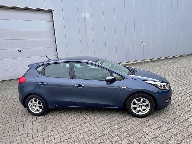 Blau Gebraucht 2013 Kia Ceed Limousine | 4.850 € (Guter Preis) - Bild 1/4