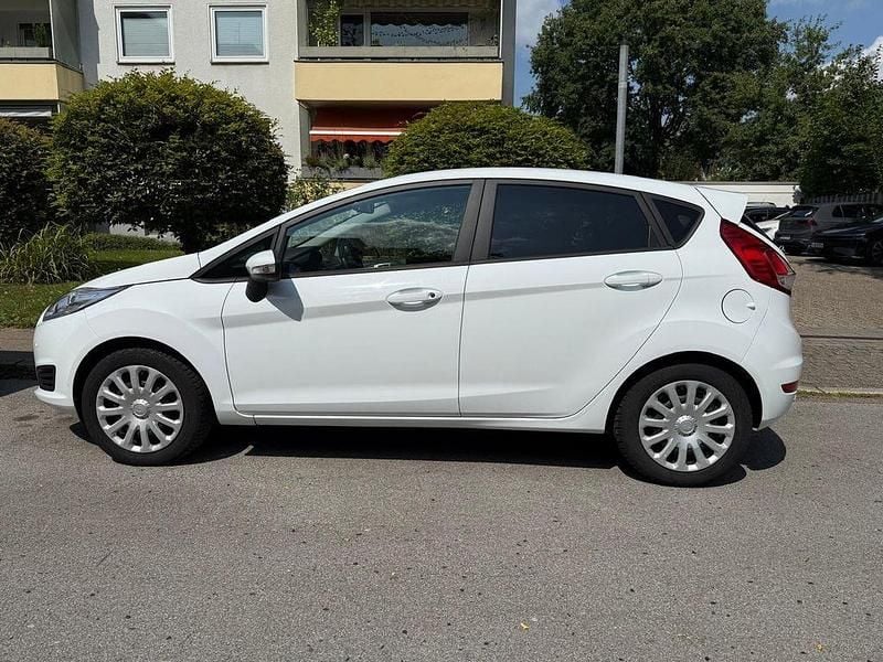 Gebraucht Ford Fiesta Trend 101 PS (74 kW) 2017 Weiß Limousine