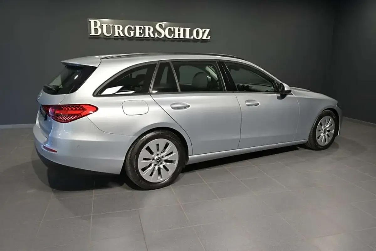 Gebraucht Mercedes C200 163 PS (119 kW) 2023 Metalliclack hightechsilber Limousine
