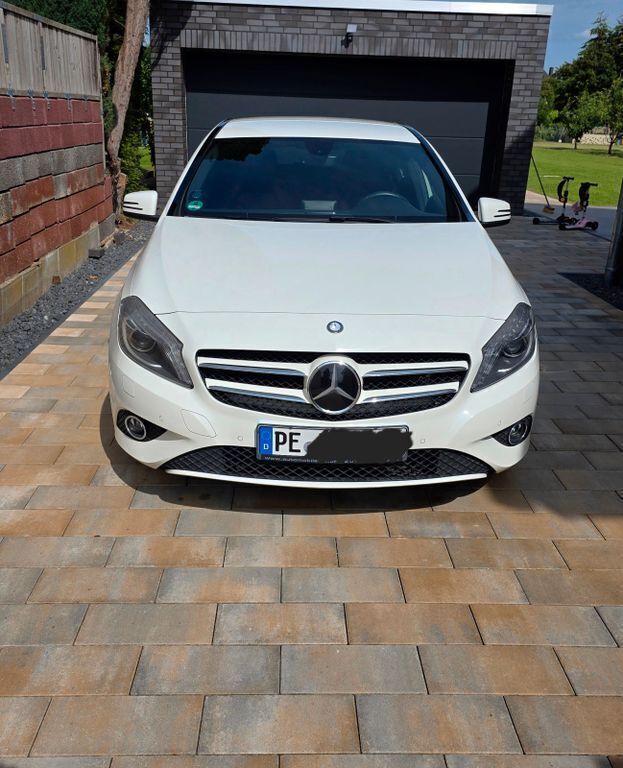 Weiß Gebraucht 2013 Mercedes A180 Limousine | 10.300 € (Guter Preis) - Bild 1/4