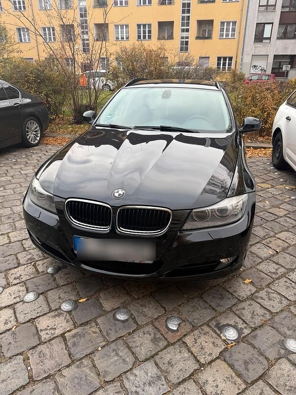 Schwarz Gebraucht 2012 BMW 318 Kombi | 4.990 € (Superpreis) - Bild 1/4