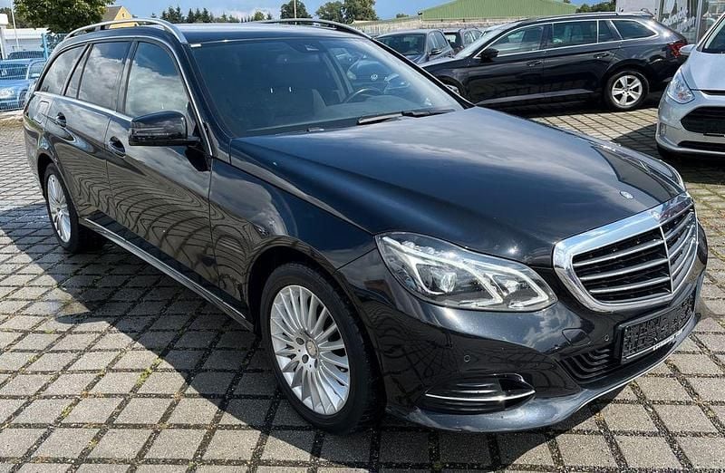 Obsidianschwarz metalliclack Gebraucht 2014 Mercedes E220 Elegance Kombi | 15.999 € (Fairer Preis) - Bild 1/4
