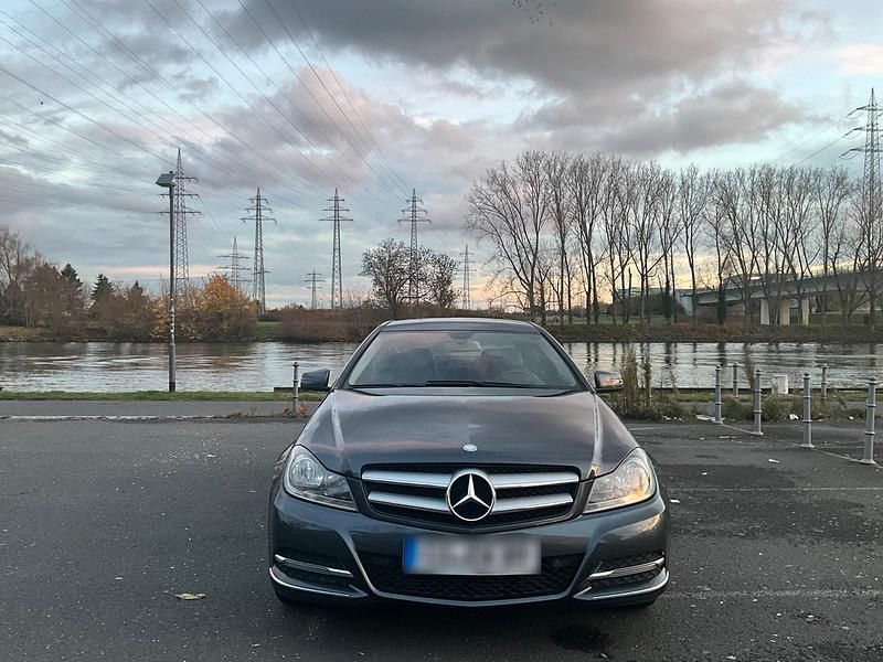 Grau Gebraucht 2013 Mercedes C220 Coupé | 9.950 € (Guter Preis) - Bild 1/4