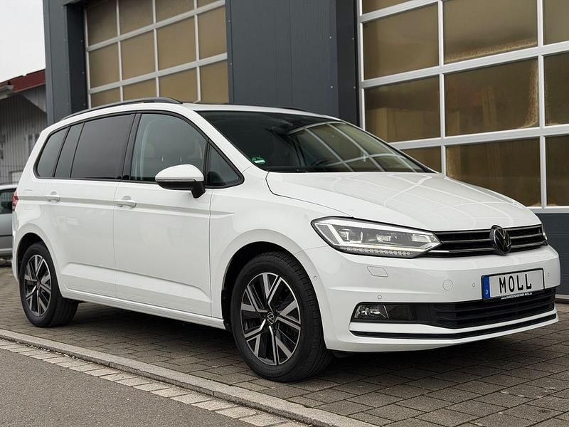 Weiß Gebraucht 2024 VW Touran Van / Kleinbus | 33.900 € (Etwas zu teuer) - Bild 1/4
