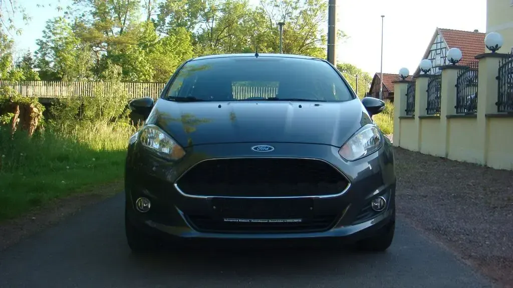 Gebraucht Ford Fiesta Celebration 82 PS (60 kW) 2016 Grau Kleinwagen