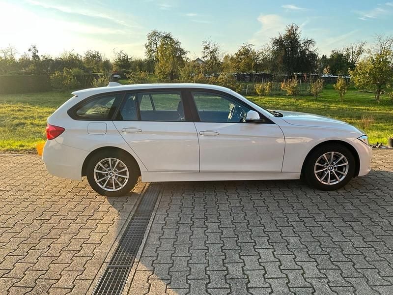 Weiß Gebraucht 2016 BMW 318 Advantage Kombi | 9.300 € (Fairer Preis) - Bild 1/4