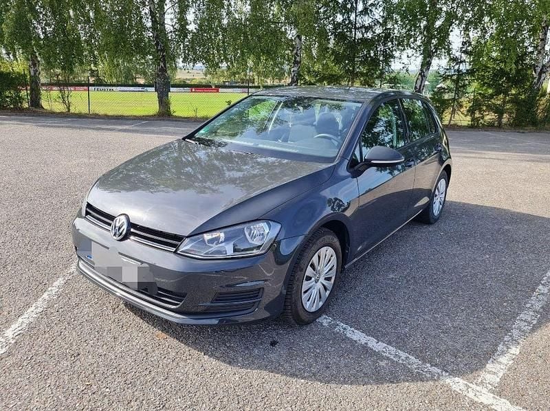 Grau Gebraucht 2016 VW Golf VII Trendline Limousine | 9.550 € (Superpreis) - Bild 1/4