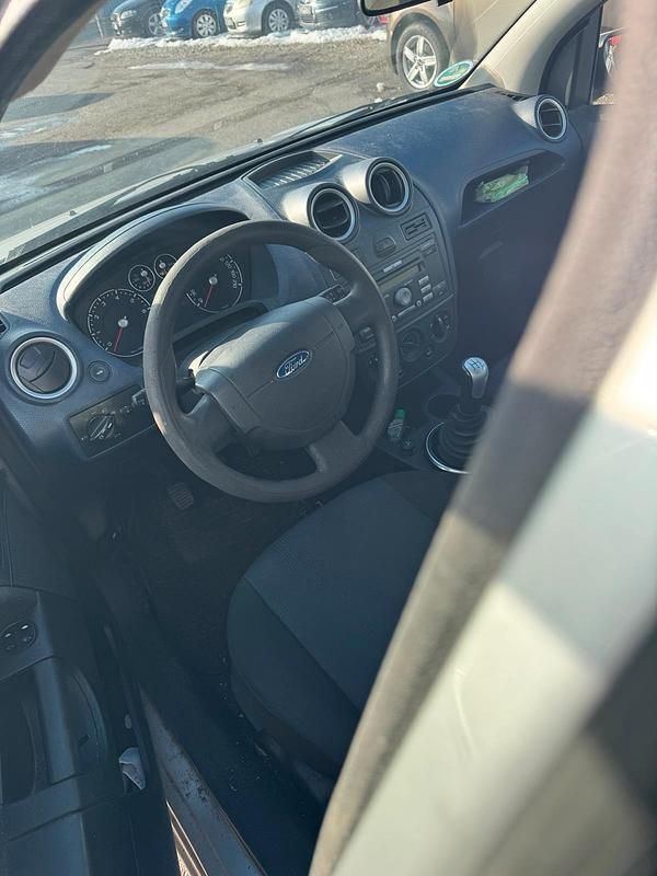 Gebraucht Ford Fiesta 80 PS (58 kW) 2000 Silber Kleinwagen