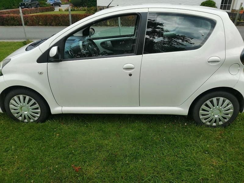 Weiß Gebraucht 2011 Toyota Aygo Kleinwagen | 1.700 € (Guter Preis) - Bild 1/1