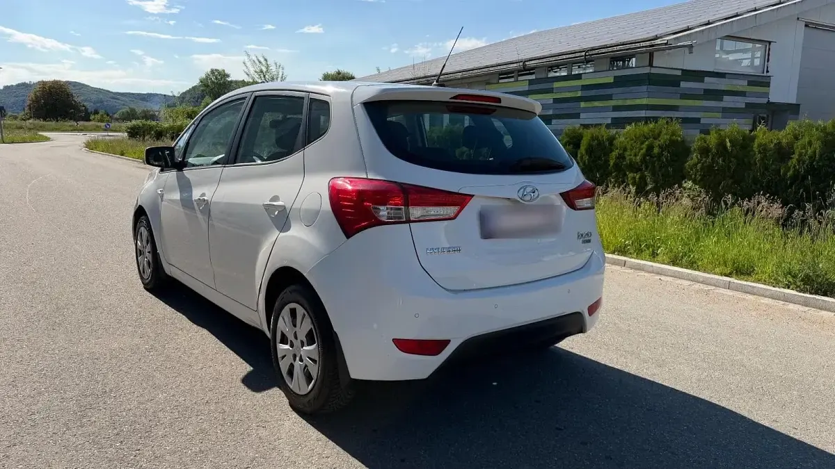 Gebraucht Hyundai ix20 90 PS (66 kW) 2014 Weiß Kleinwagen
