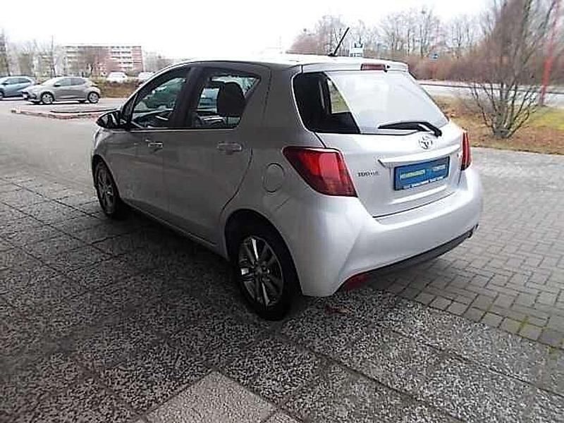 Gebraucht Toyota Yaris Comfort 99 PS (72 kW) 2014 Silber Limousine