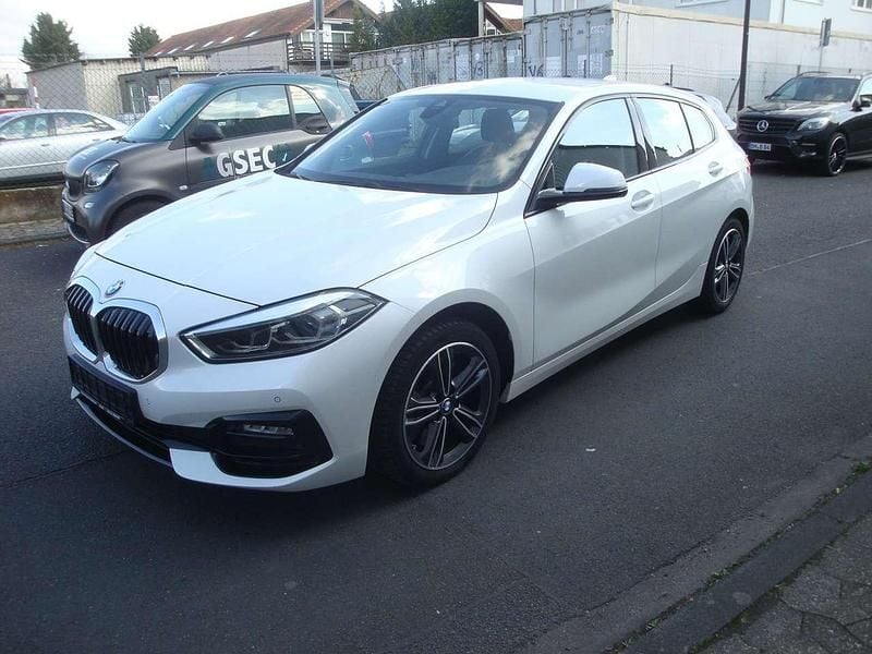 Mineralweiss metallic Gebraucht 2021 BMW 120 Sport Line Kleinwagen | 24.900 € (Fairer Preis) - Bild 1/4