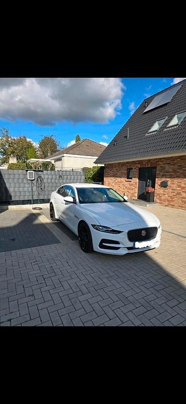 Weiß Gebraucht 2020 Jaguar XE Limousine | 26.200 € (Fairer Preis) - Bild 1/4