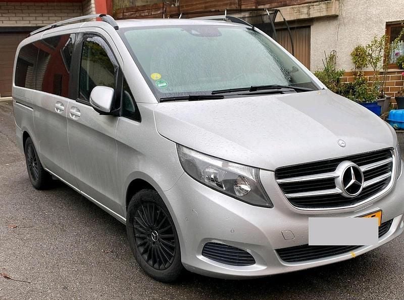 Silber Gebraucht 2017 Mercedes V220 Edition Van / Kleinbus | 29.000 € (Superpreis) - Bild 1/4