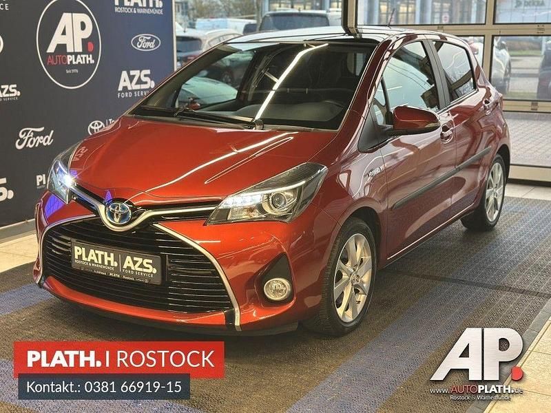 Rot Gebraucht 2015 Toyota Yaris Hybrid Club Kleinwagen | 13.490 € (Fairer Preis) - Bild 1/4