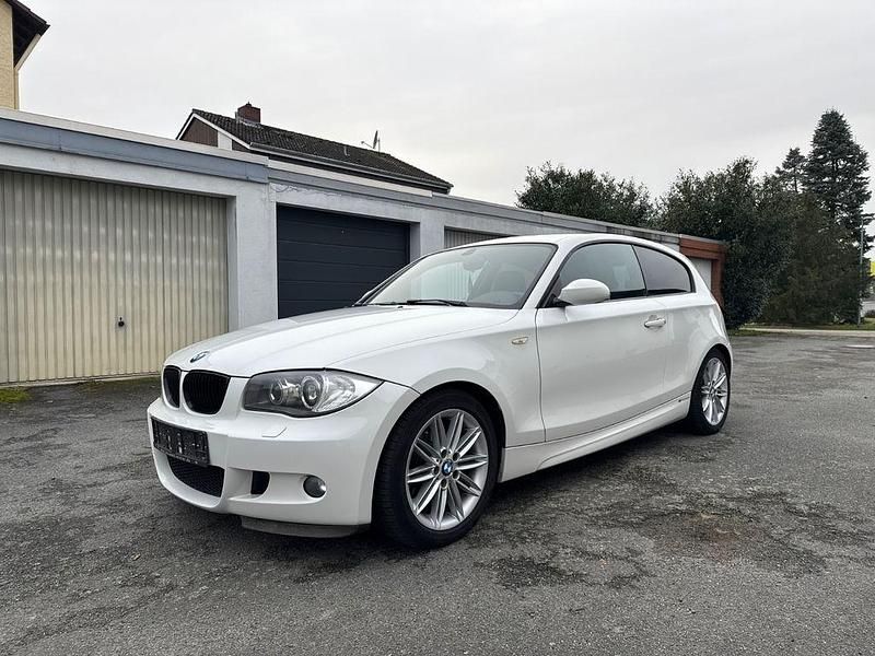 Weiß Gebraucht 2010 BMW 118 Performance Kleinwagen | 4.699 € (Fairer Preis) - Bild 1/4