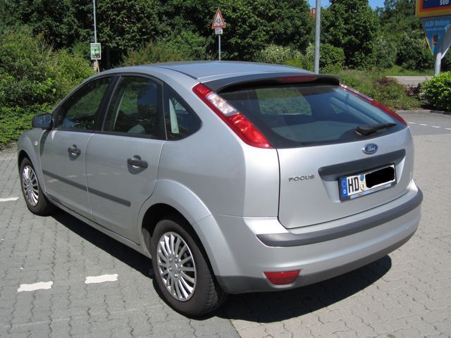 Gebraucht Ford Focus Trend 116 PS (85 kW) 2005 Silber metallic Limousine