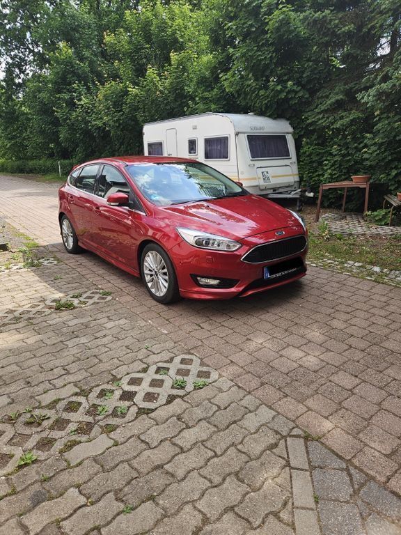 Rot Gebraucht 2015 Ford Focus Titanium Limousine | 9.999 € (Fairer Preis) - Bild 1/1