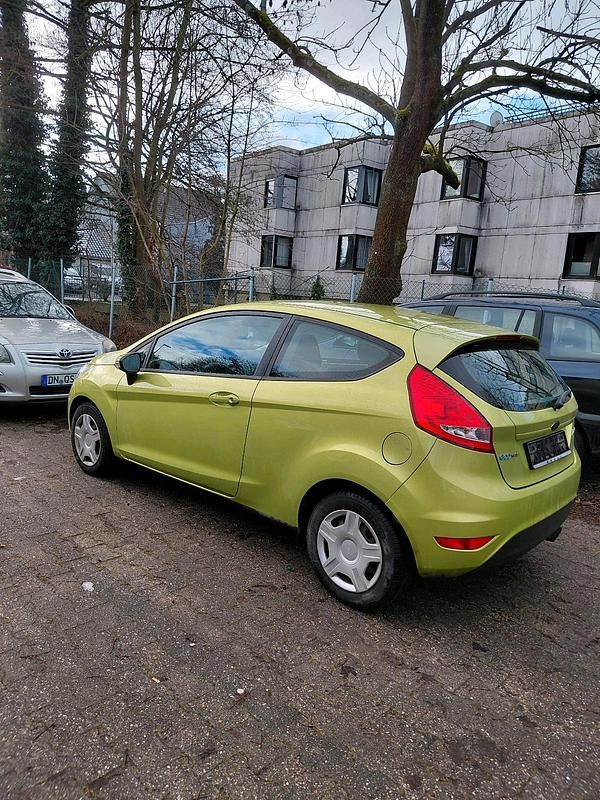 Grün Gebraucht 2010 Ford Fiesta Kleinwagen | 2.300 € (Fairer Preis) - Bild 1/4
