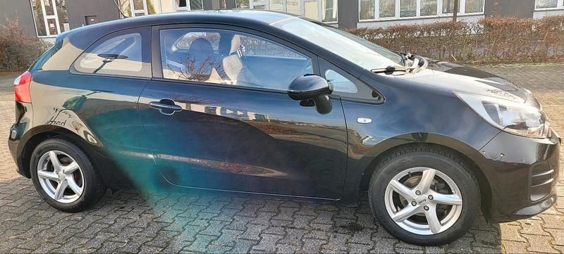 Gebraucht Kia Rio 84 PS (61 kW) 2016 Schwarz Kleinwagen