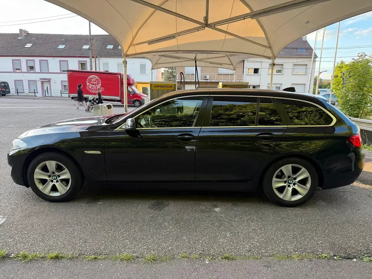 Gebraucht BMW 520 184 PS (135 kW) 2011 Schwarz Kombi