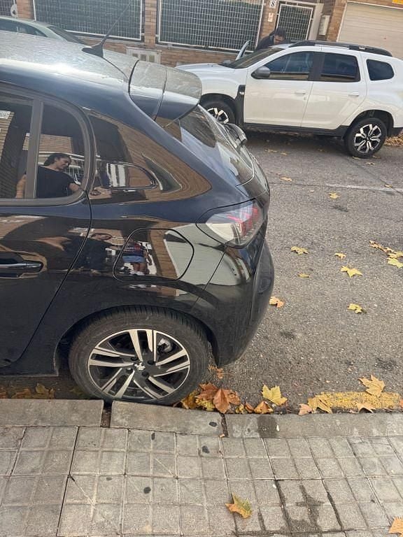 Gebraucht Peugeot 208 Allure 101 PS (74 kW) 2022 Schwarz Kleinwagen