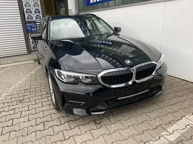 Gebraucht BMW 318 Advantage 150 PS (110 kW) 2020 Schwarz ii glanzschwarz Kombi