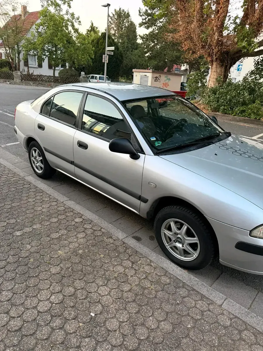 Gebraucht Mitsubishi Carisma 103 PS (75 kW) 2000 Silber Limousine