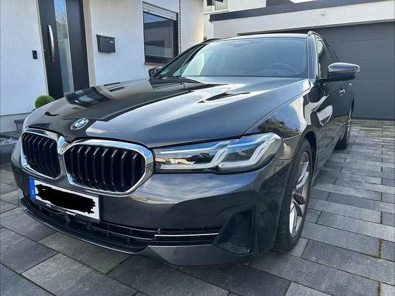 Grau Gebraucht 2021 BMW 530 Shadowline Limousine | 32.800 € (Guter Preis) - Bild 1/4
