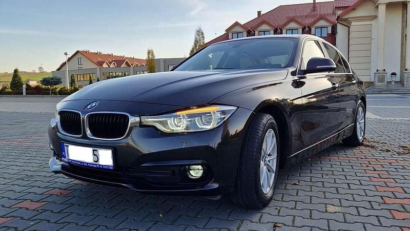 Braun Gebraucht 2017 BMW 318 Luxury Line Limousine | 8.900 € (Superpreis) - Bild 1/4