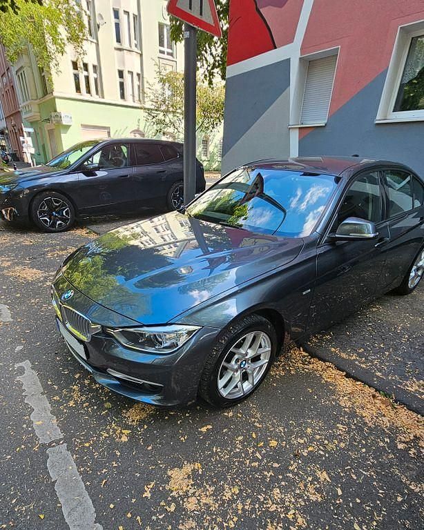 Grau Gebraucht 2014 BMW 318 Limousine | 10.900 € (Guter Preis) - Bild 1/4