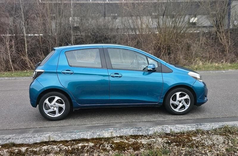 Gebraucht Toyota Yaris 99 PS (72 kW) 2014 Blau Kleinwagen