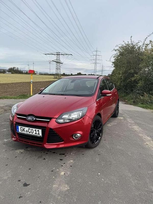 Rot Gebraucht 2011 Ford Focus Titanium Kleinwagen | 5.300 € (Fairer Preis) - Bild 1/4