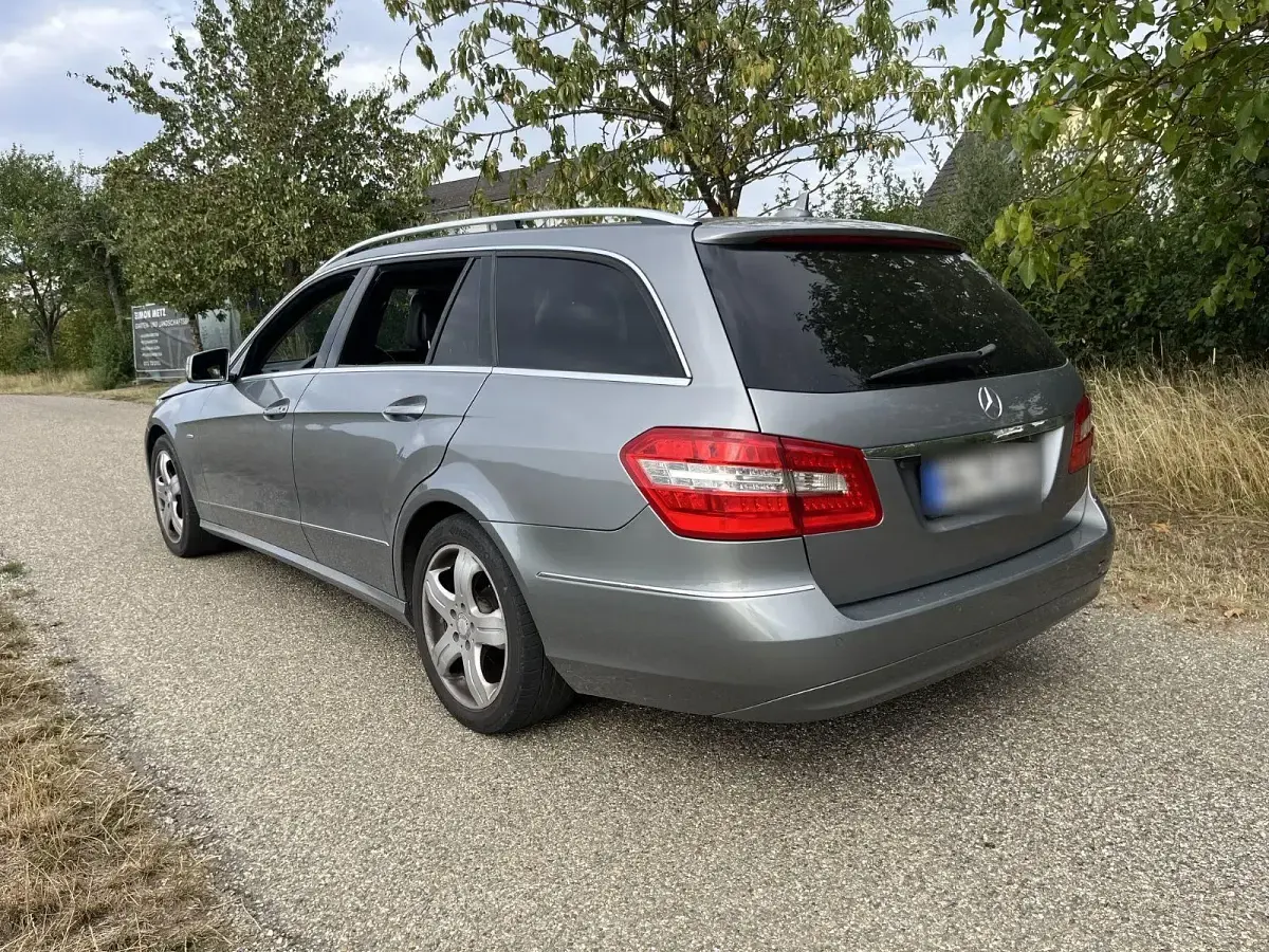 Gebraucht Mercedes E220 Avantgarde 170 PS (125 kW) 2011 Schwarz Limousine