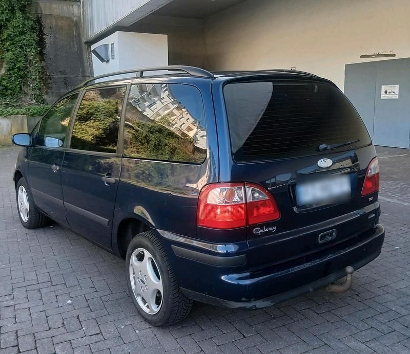 Second-hand Ford Galaxy 131 CP (96 kW) 2002 Albastru Monovolum