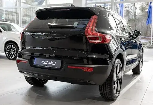 Neu Volvo XC40 Plus 163 PS (119 kW) 2026 Schwarz SUV