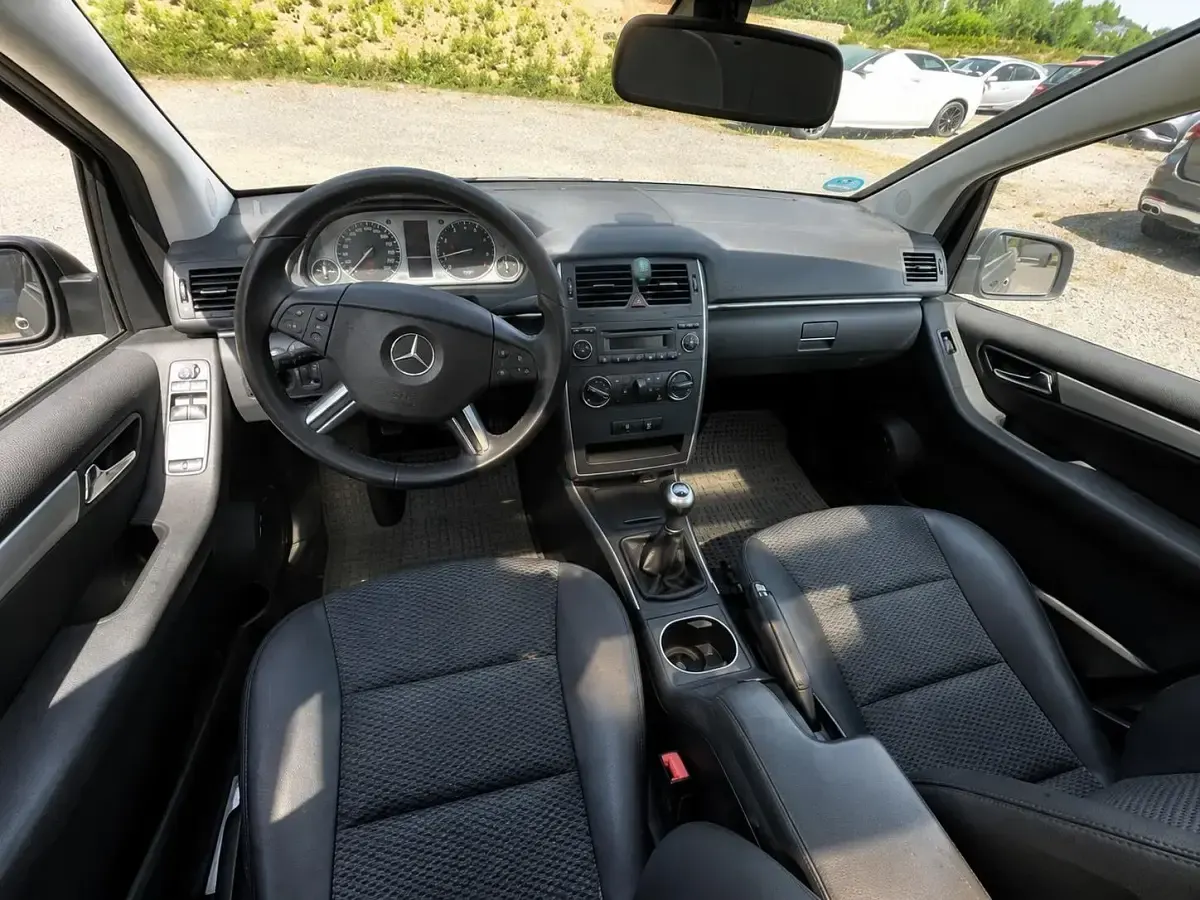 Gebraucht Mercedes B180 116 PS (85 kW) 2011 Grau Kleinwagen