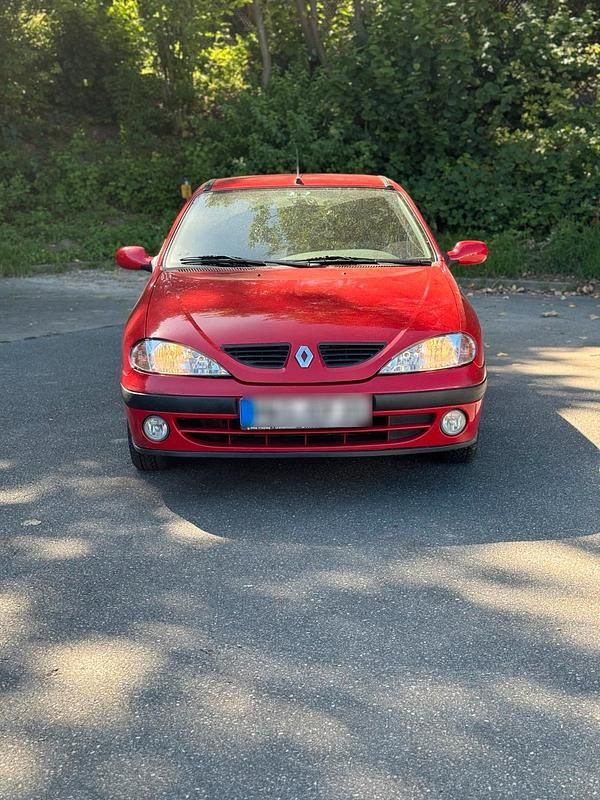 Rot Gebraucht 2002 Renault Mégane II Limousine | 1.100 € (Fairer Preis) - Bild 1/4