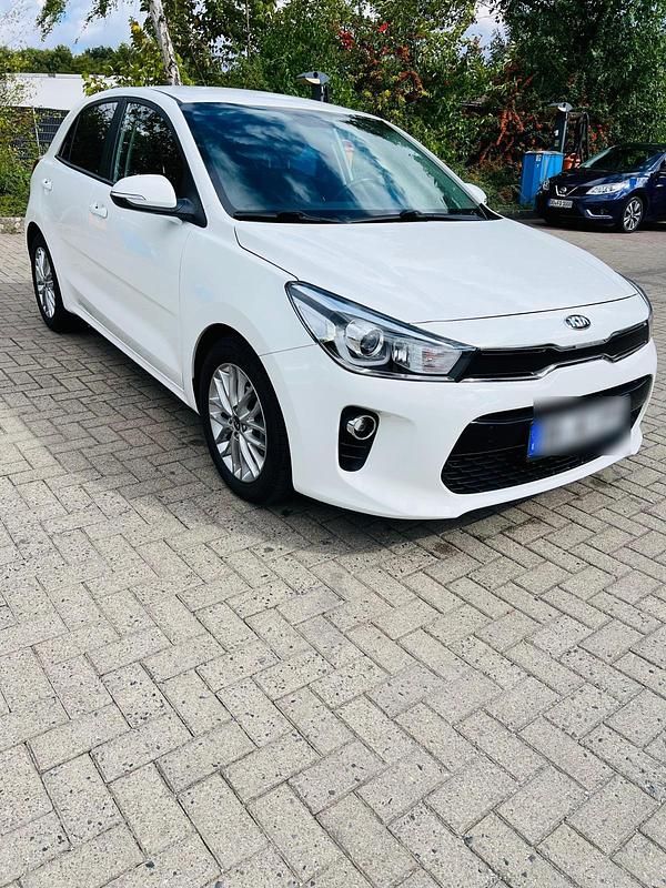 Weiß Gebraucht 2020 Kia Rio DREAM-TEAM Edition Kleinwagen | 13.200 € (Fairer Preis) - Bild 1/4