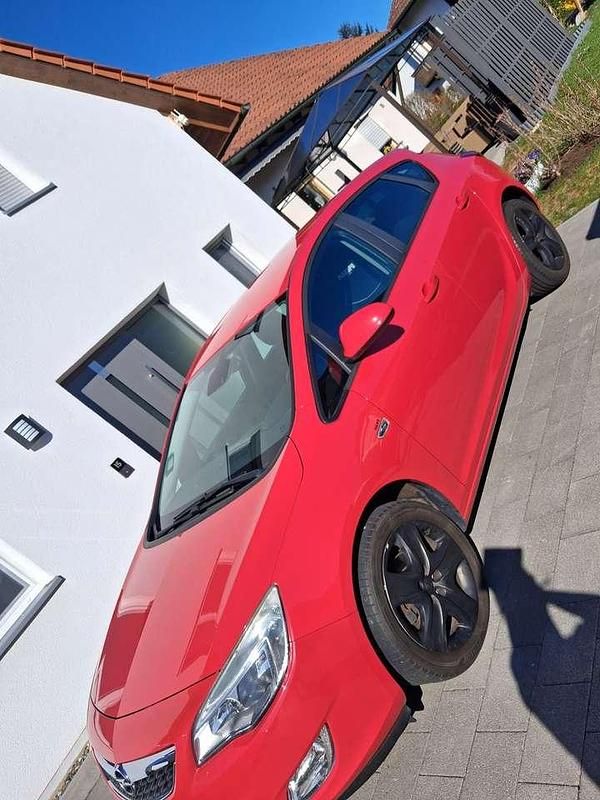 Gebraucht Opel Astra Design Edition 120 PS (88 kW) 2011 Rot Kleinwagen