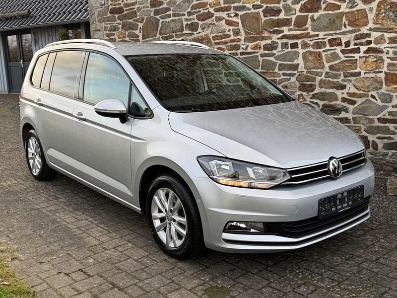 Silber Gebraucht 2016 VW Touran Comfortline Van / Kleinbus | 14.990 € (Superpreis) - Bild 1/2