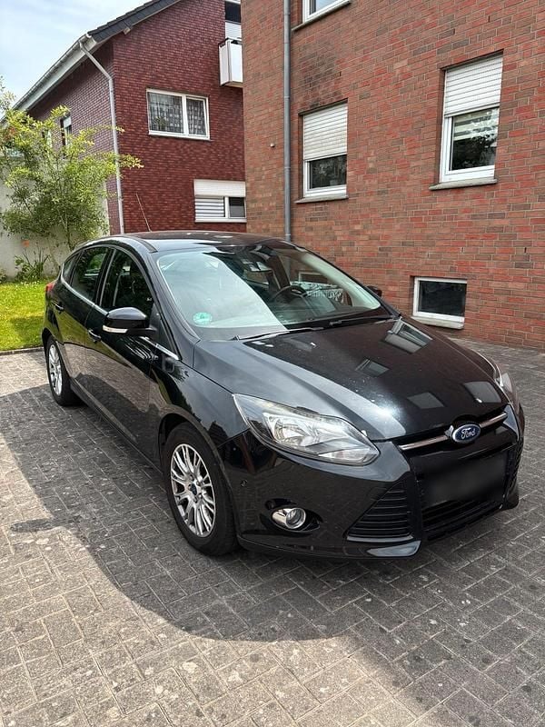 Schwarz Gebraucht 2011 Ford Focus Limousine | 2.500 € (Superpreis) - Bild 1/4