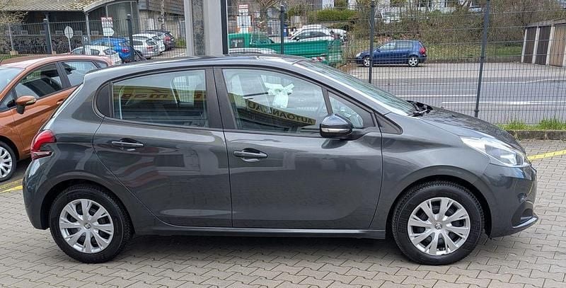 Gebraucht Peugeot 208 Active 82 PS (60 kW) 2016 Grau Kleinwagen